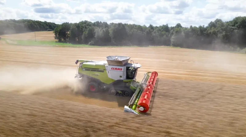 Claas Lexion 770 von oben mit Staubfahne beim Dreschen