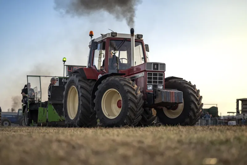 IHC 1056 XL am Bremswagen beim abendlichen Tractor Pulling