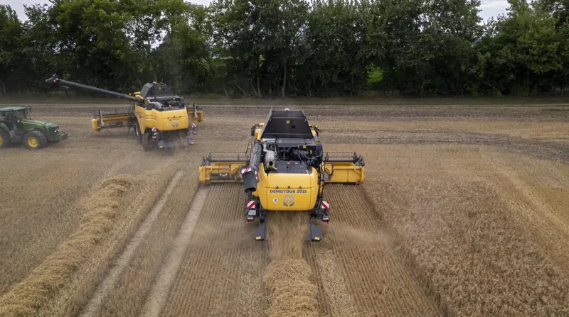 Zwei New Holland CR Mähdrescher von hinten auf der Demotour