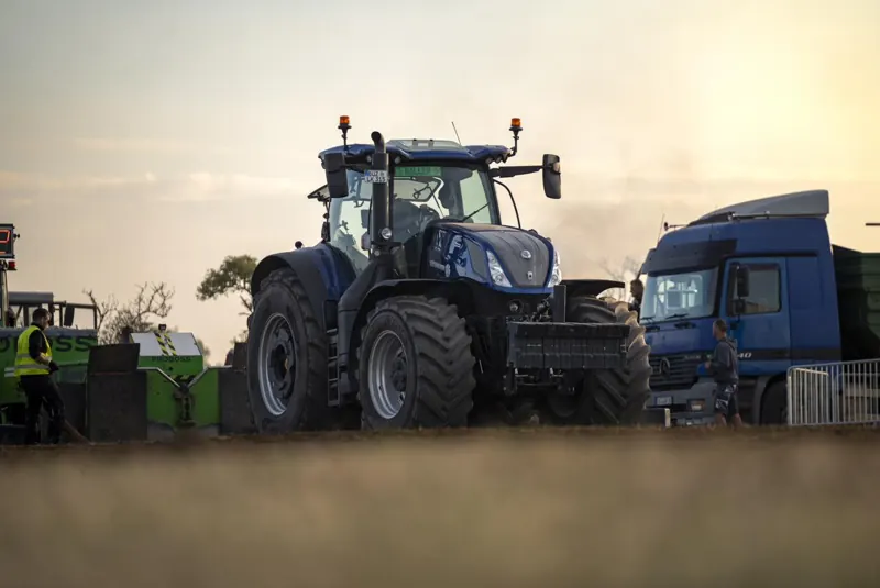 Blauer New Holland T7 vor dem Start beim Tractor Pulling